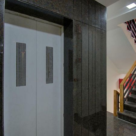 Hotel Amisha International Сурат Екстериор снимка