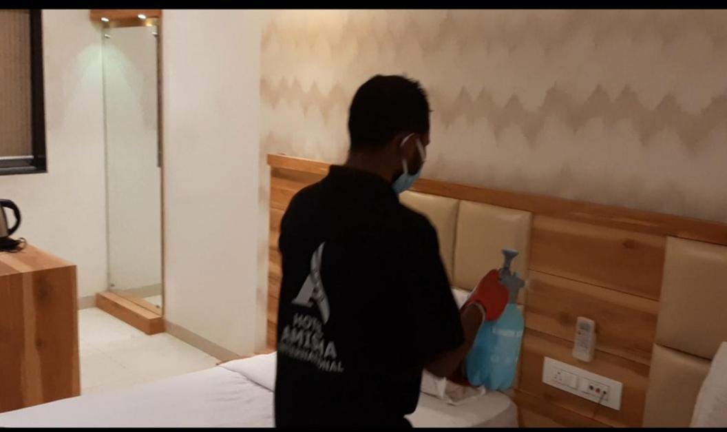 Hotel Amisha International Сурат Екстериор снимка