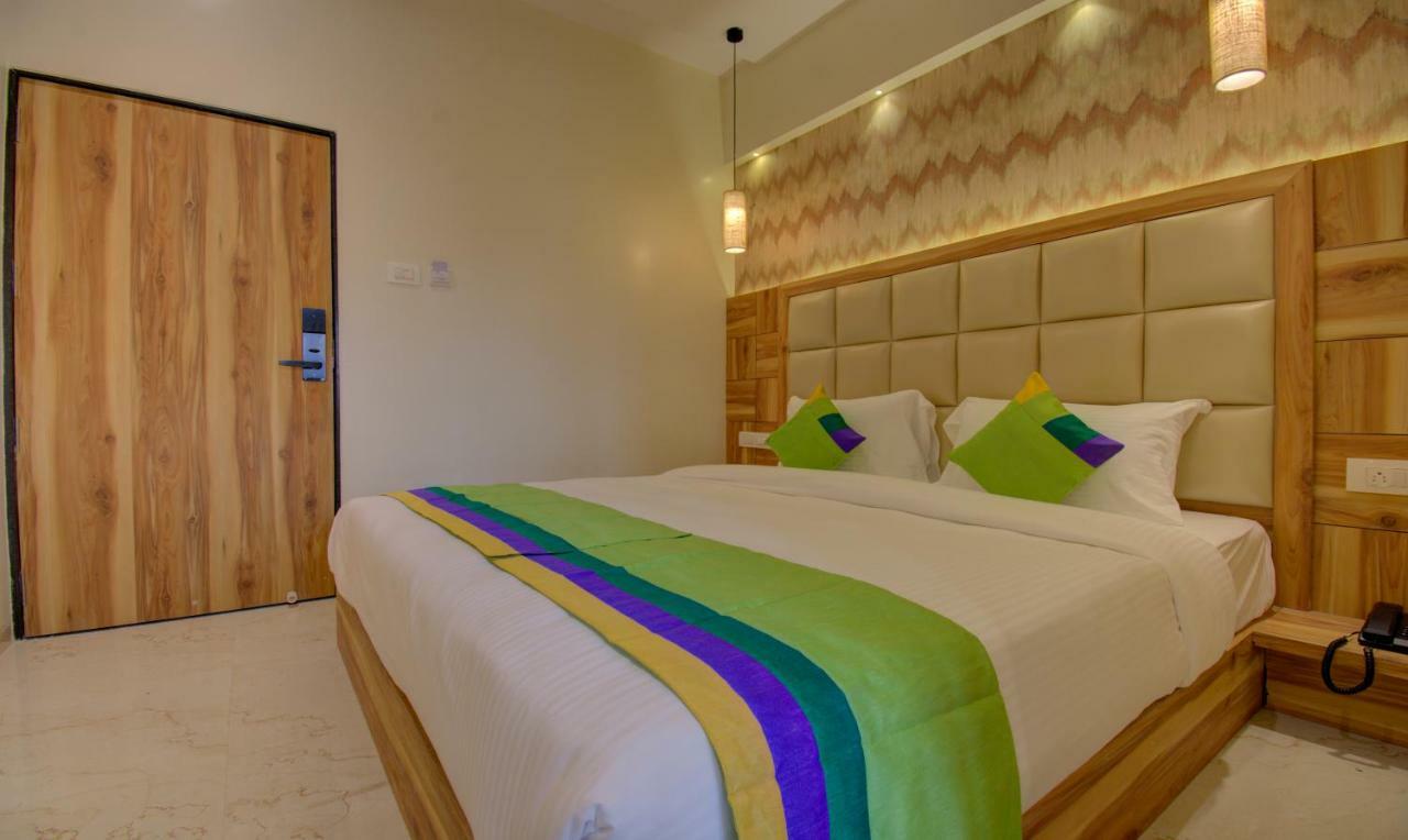 Hotel Amisha International Сурат Екстериор снимка