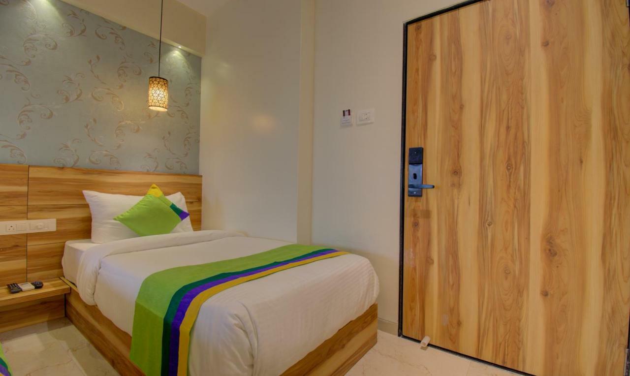 Hotel Amisha International Сурат Екстериор снимка