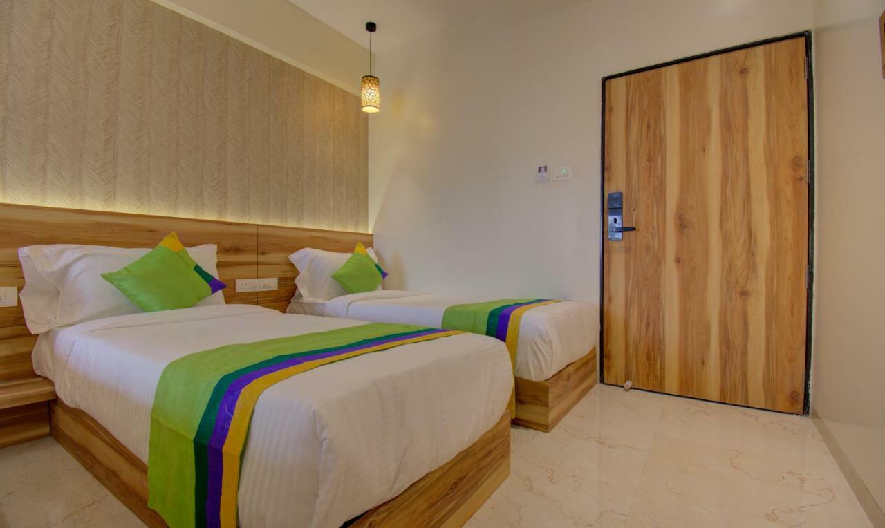 Hotel Amisha International Сурат Екстериор снимка