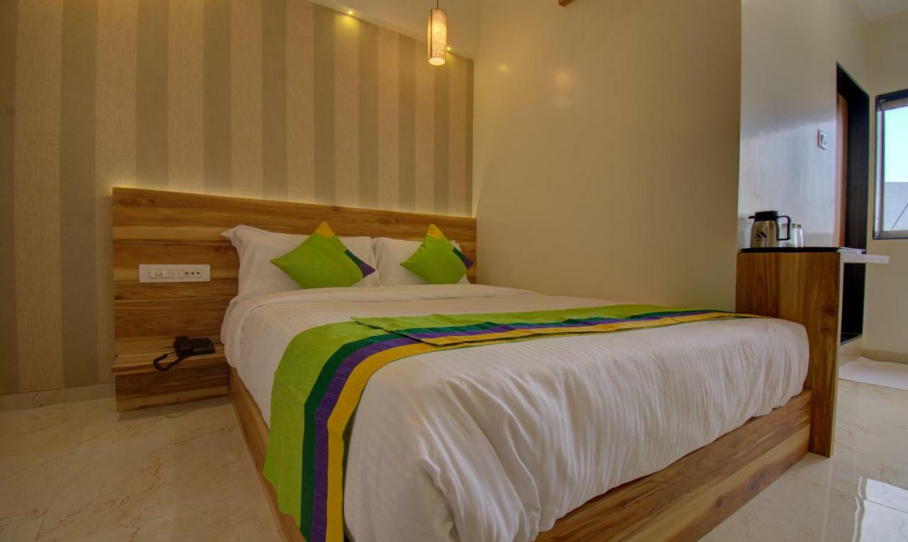 Hotel Amisha International Сурат Екстериор снимка