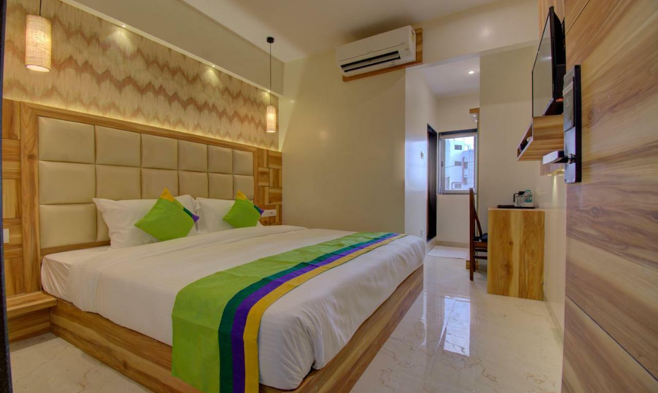 Hotel Amisha International Сурат Екстериор снимка