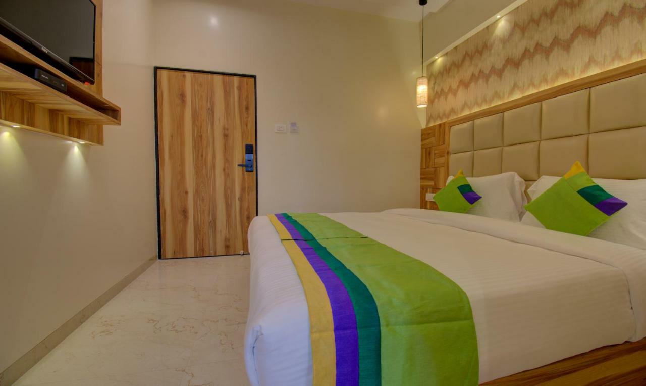 Hotel Amisha International Сурат Екстериор снимка