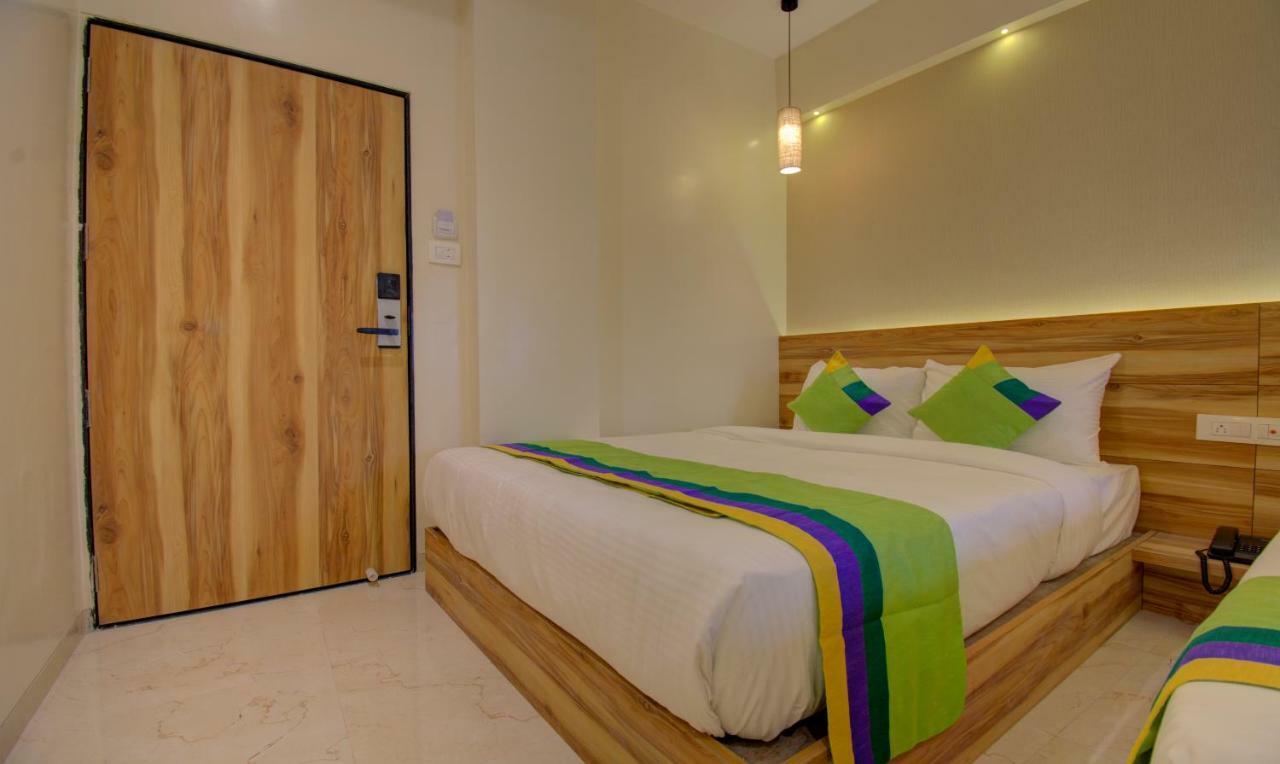 Hotel Amisha International Сурат Екстериор снимка