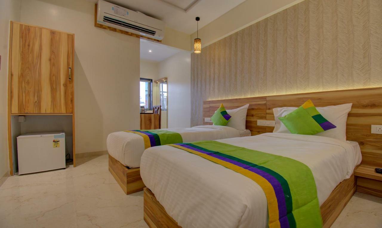 Hotel Amisha International Сурат Екстериор снимка