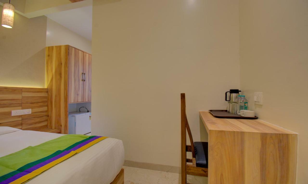 Hotel Amisha International Сурат Екстериор снимка