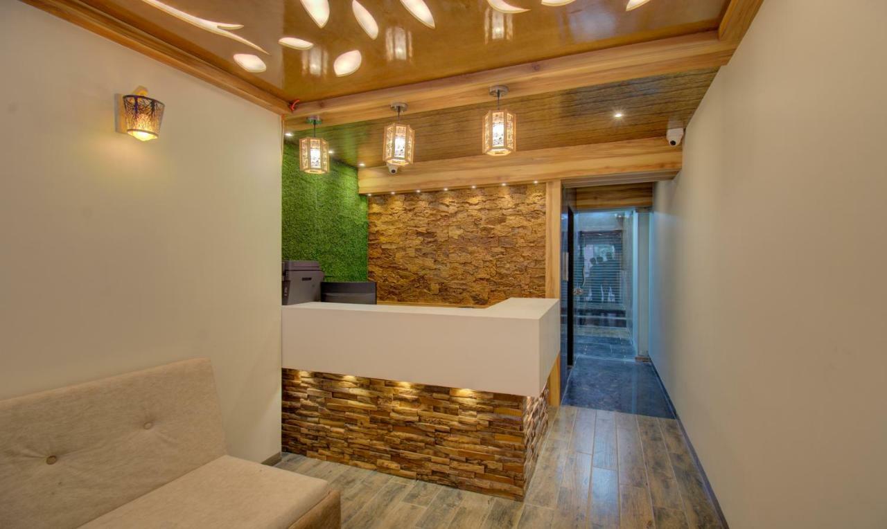 Hotel Amisha International Сурат Екстериор снимка
