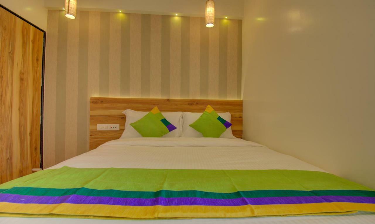 Hotel Amisha International Сурат Екстериор снимка