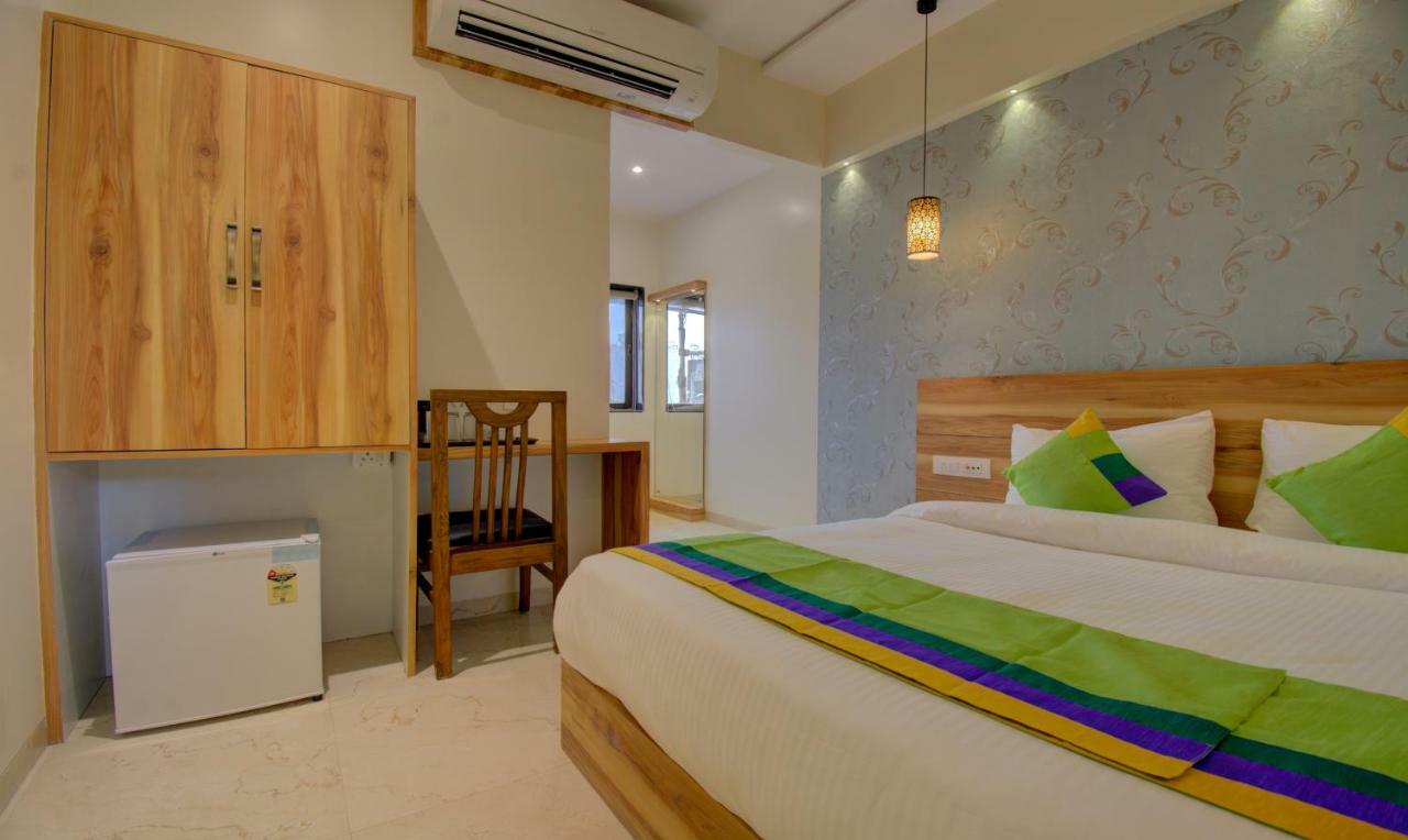 Hotel Amisha International Сурат Екстериор снимка