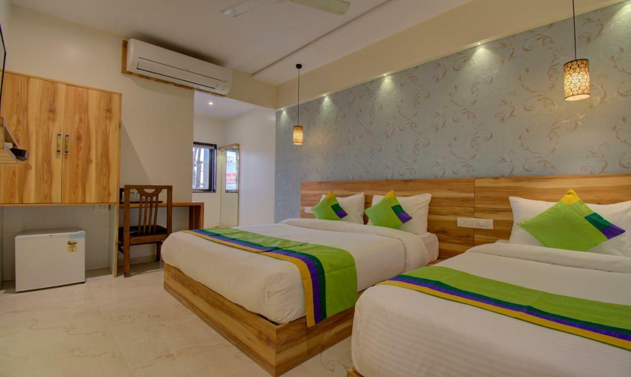 Hotel Amisha International Сурат Екстериор снимка
