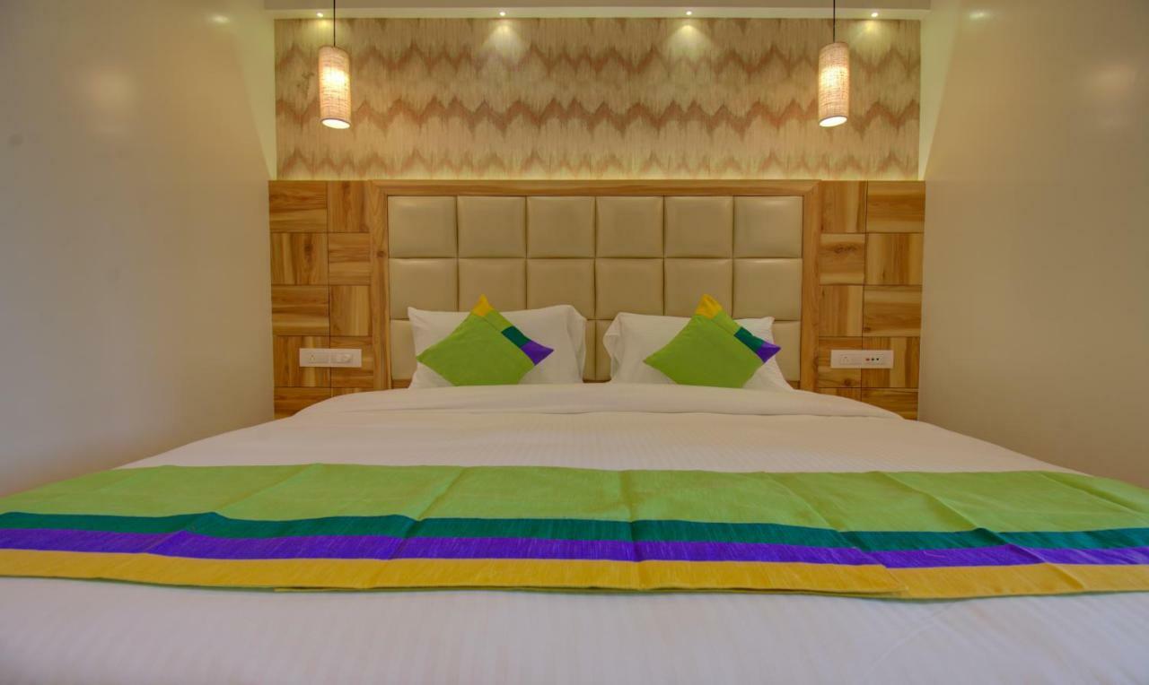 Hotel Amisha International Сурат Екстериор снимка