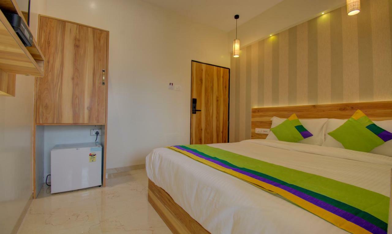 Hotel Amisha International Сурат Екстериор снимка