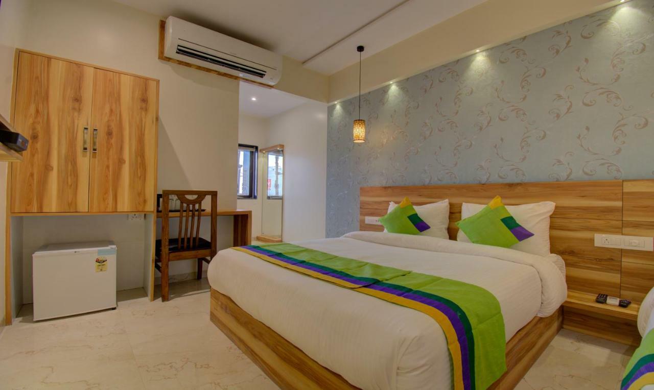 Hotel Amisha International Сурат Екстериор снимка