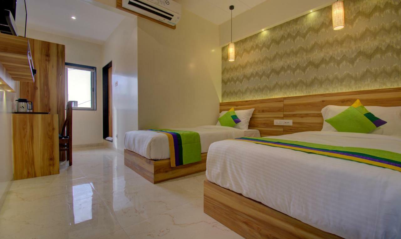 Hotel Amisha International Сурат Екстериор снимка