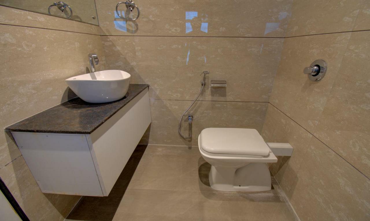 Hotel Amisha International Сурат Екстериор снимка