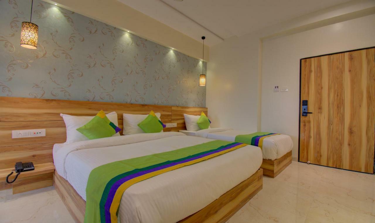 Hotel Amisha International Сурат Екстериор снимка