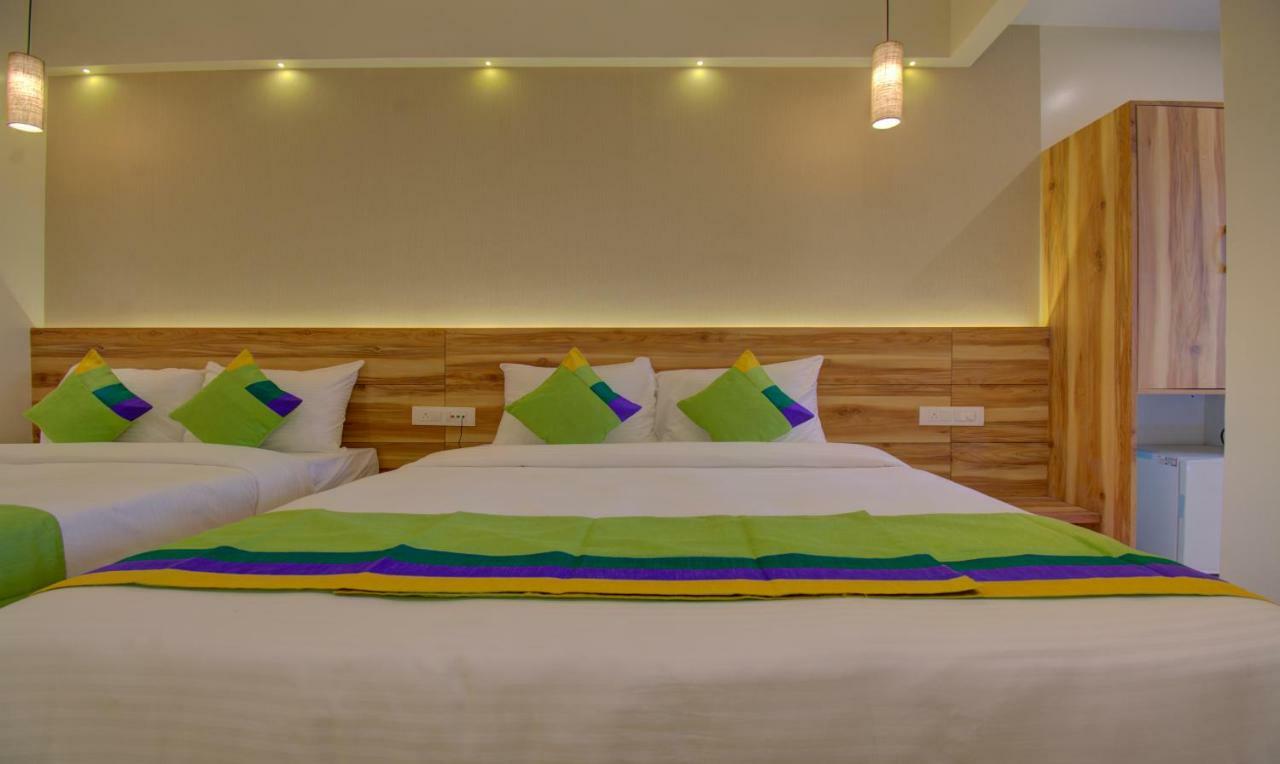 Hotel Amisha International Сурат Екстериор снимка