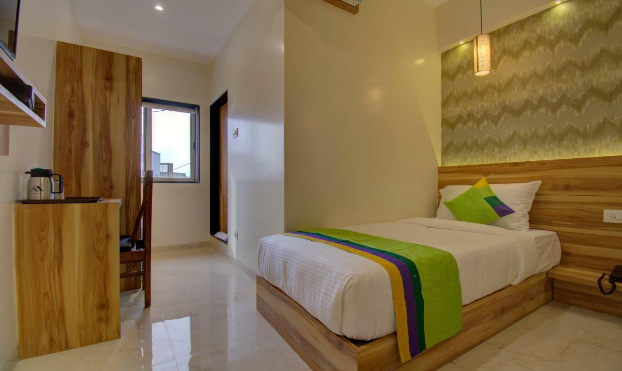 Hotel Amisha International Сурат Екстериор снимка