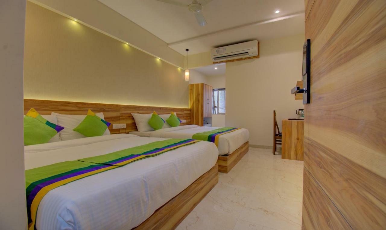 Hotel Amisha International Сурат Екстериор снимка