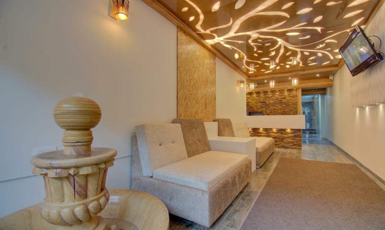 Hotel Amisha International Сурат Екстериор снимка